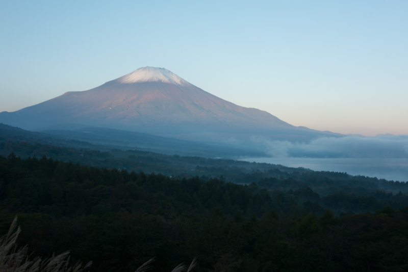 富士山と山中湖（パノラマ台）のフリー写真素材