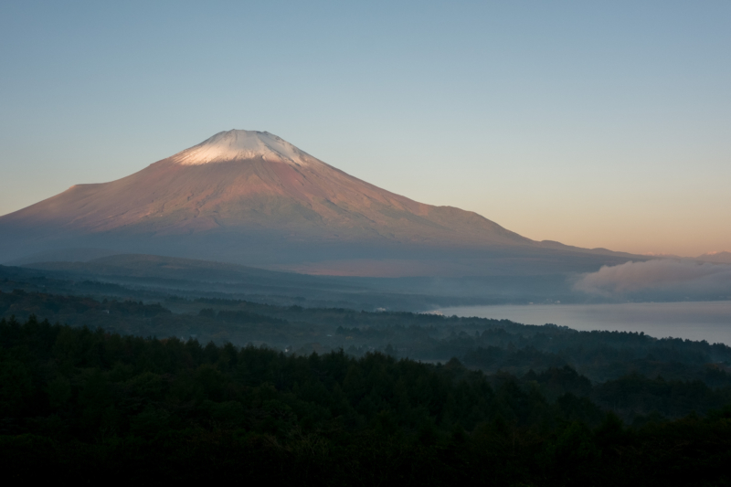 富士山と山中湖（パノラマ台）のフリー写真素材
