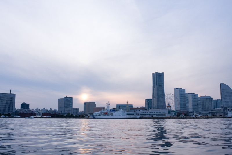 海から見た横浜の眺めのフリー写真素材