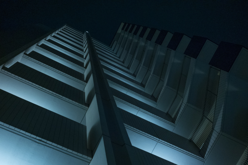 「夜のマンションの壁面」のフリー写真素材