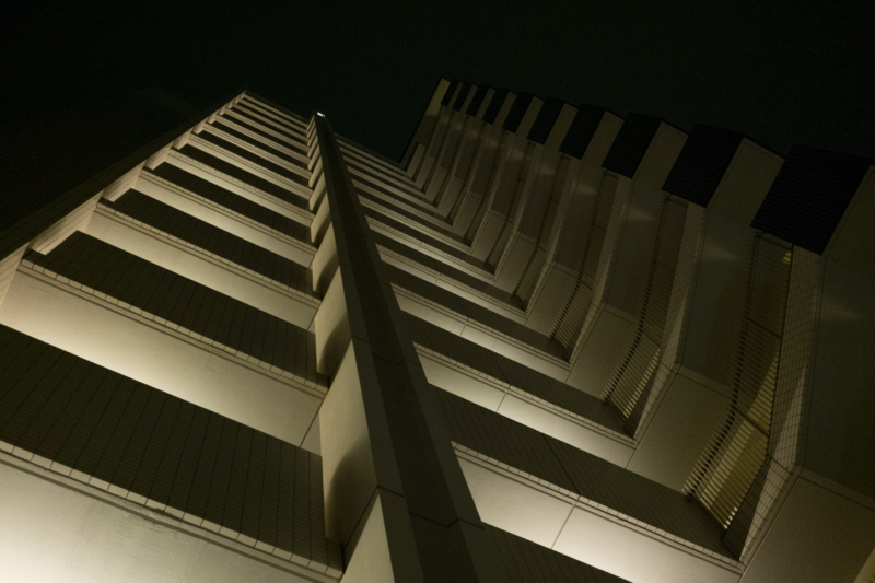 「夜のマンションの壁面」のフリー写真素材