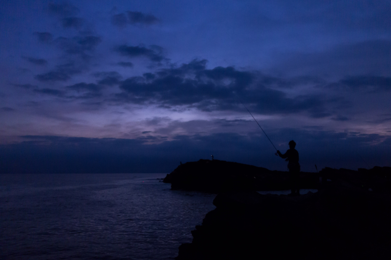 城ヶ島で夜釣りをする釣り人のフリー写真素材