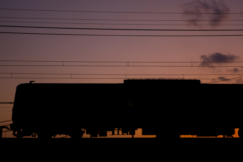 夕暮れを走る横浜高速鉄道Y500系車両のフリー写真素材