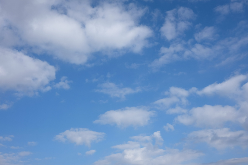 雲のある青空（横）のフリー写真素材