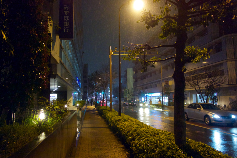 雨の日の夜の街の歩道のフリー写真素材