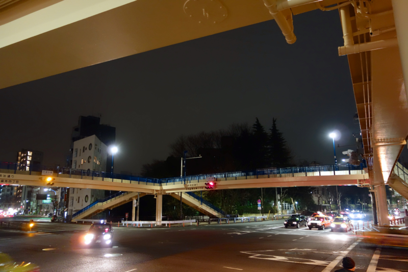 夜の天現寺交差点のフリー写真素材