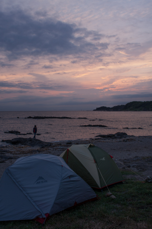 海岸でのキャンプ風景のフリー写真素材