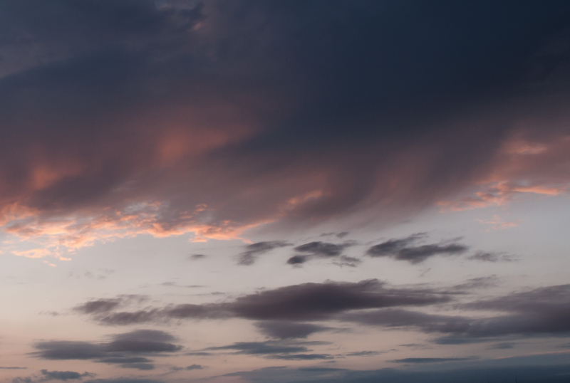 雰囲気のある夕暮れの空のフリー写真素材