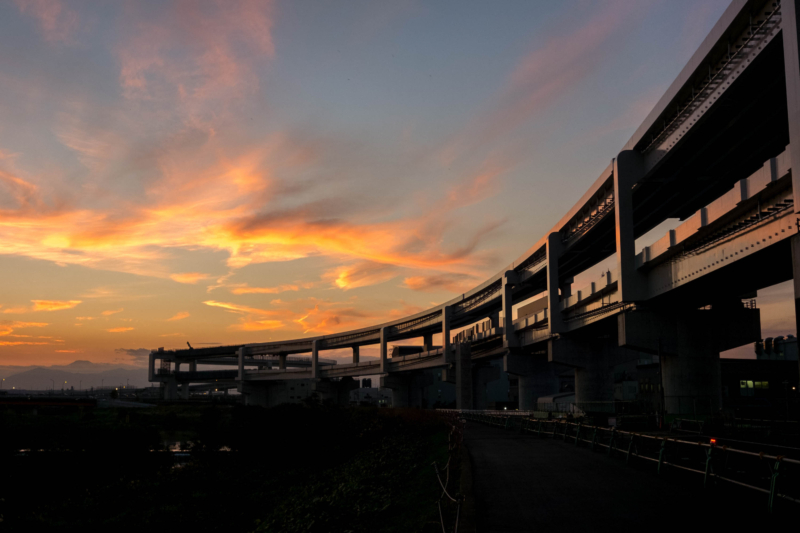 鶴見川サイクリングコースの都筑IC付近の夕焼けのフリー写真素材