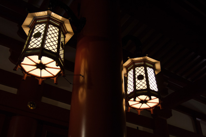 ライトアップされた浅草寺の吊り灯籠