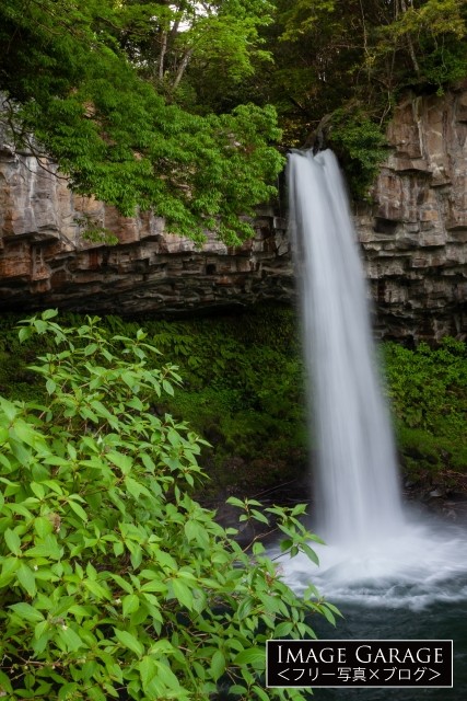 水量豊富で豪快な萬城の滝と緑のフリー写真素材