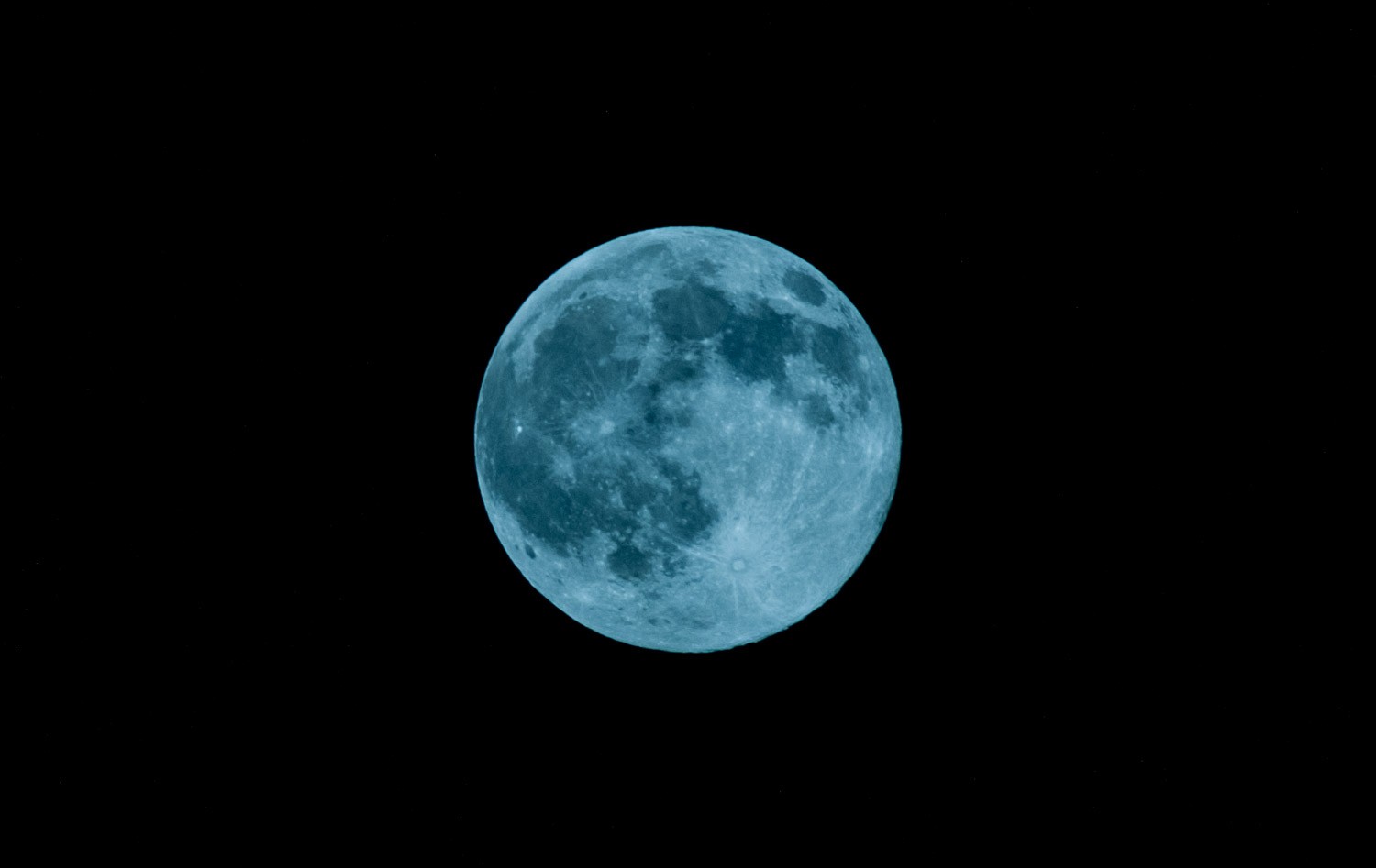 見ると幸せになれる ブルームーン 1ヵ月中で2度目の満月 フリー写真有