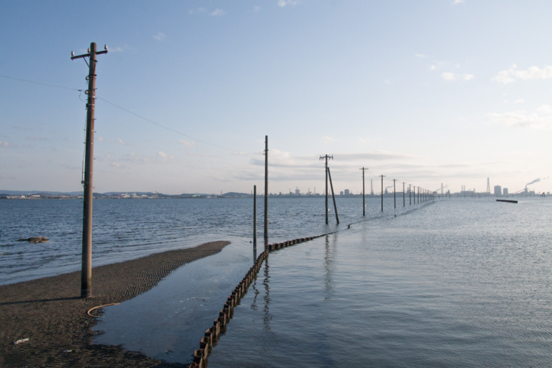 江川海岸の海中電柱のフリー写真素材