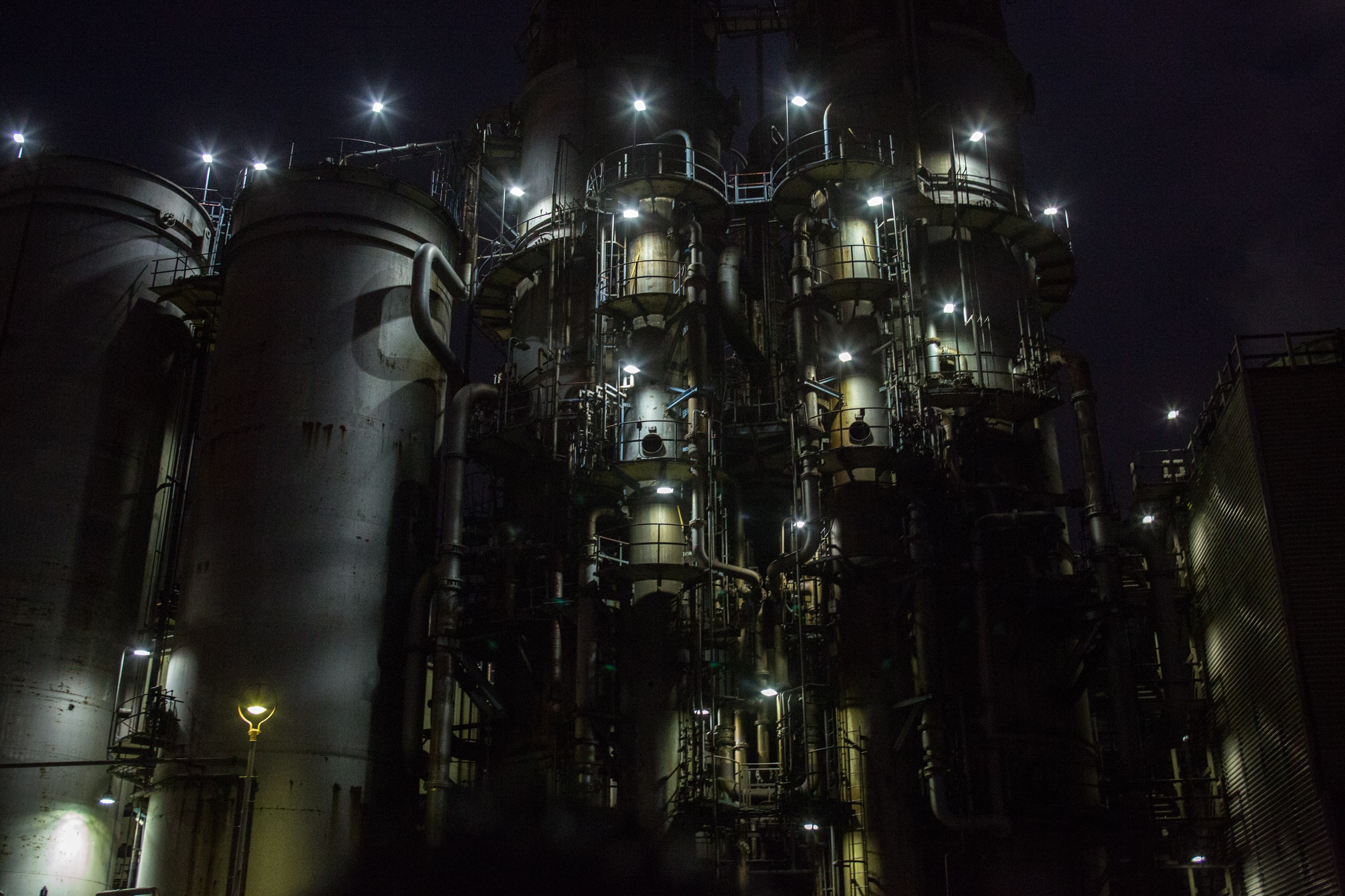 異世界感たっぷり クルーズ船から見た水江運河の工場夜景 フリー写真有 イメージガレージ