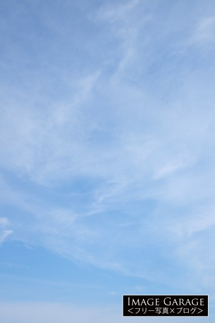 うっすら雲がある青空（縦位置）の無料写真