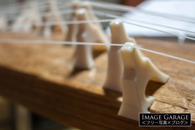 お琴の弦を張る琴柱のフリー写真素材（無料）