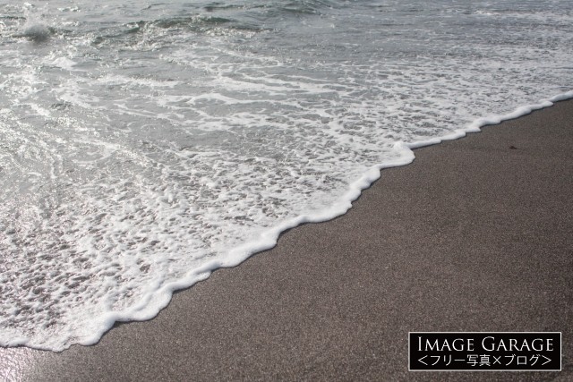 リラックス効果抜群の波打ち際の波のフリー写真素材