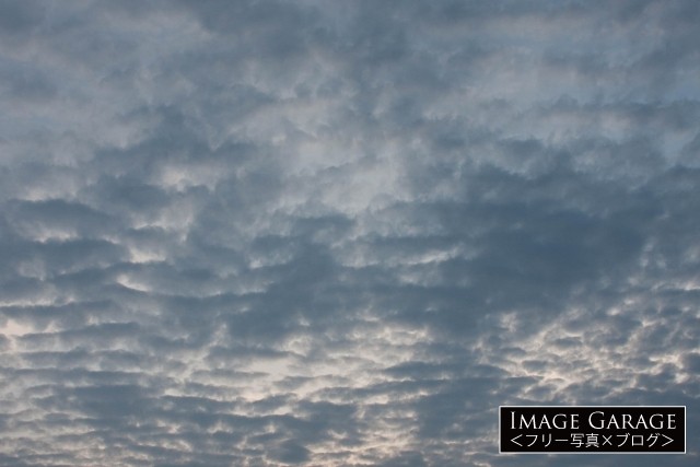 波打つ雲り空のフリー写真素材