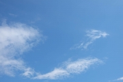 少しだけ雲のある4月の青空