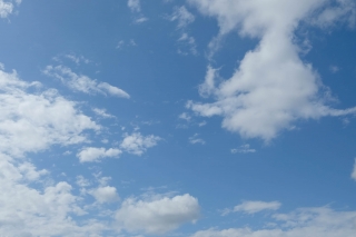 5月の雲のある青空
