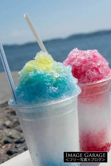 ブルーハワイとイチゴのかき氷のフリー素材写真（無料）