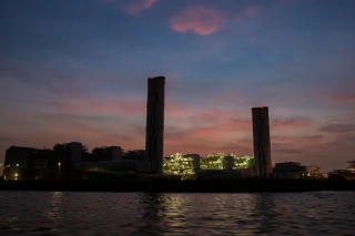 海上から撮影したJERA・川崎火力発電所の夜景