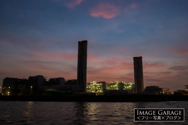 海上から撮影したJERA・川崎火力発電所の夜景のフリー素材写真（無料）