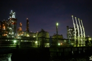 工場夜景・東亜石油のフレキシコーカーとローディングアーム