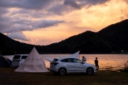 西湖自由キャンプ場で夕焼けを眺めるキャンパー
