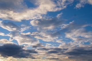 青空と雲のコントラストが美しい夕方の空（横位置）