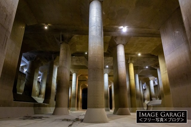 首都圏外郭放水路・地下22mにある地下神殿のフリー素材写真（無料）