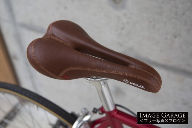 茶色いVELOの自転車用サドルのフリー写真素材（無料）