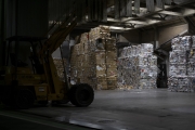 古紙のリサイクル工場でプレスされた紙