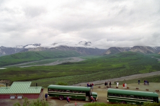 アラスカ州デナリ国立公園の風景とボンネットバス