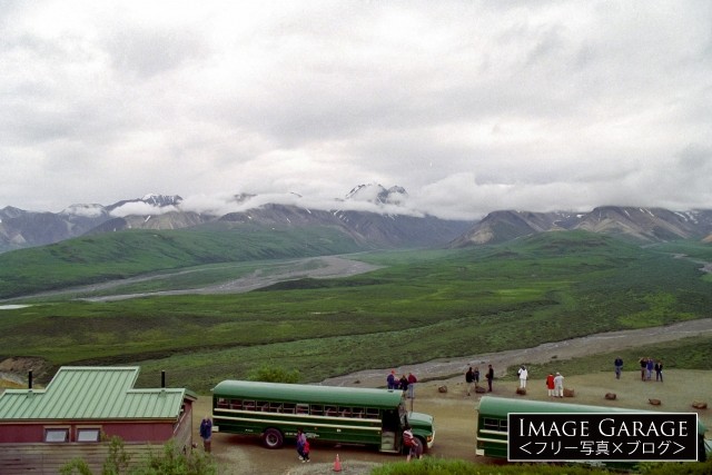 アラスカ州デナリ国立公園の風景とボンネットバスのフリー写真素材（無料）