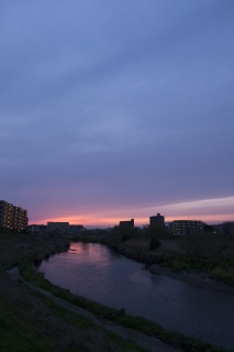 鶴見川とピンク色の妖艶な夕焼