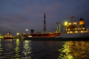川崎工場夜景・製油所に接岸するガスタンカー