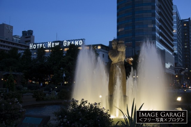 山下公園のライトアップされた水の守護神像のフリー素材写真（無料）