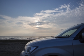 海と車（千里浜とカローラアクシオ）