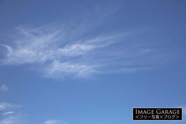 秋によく見るスジ状の雲・巻雲のフリー素材写真（無料）