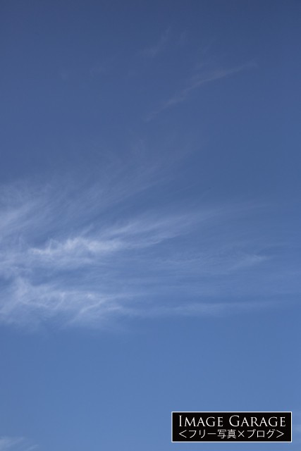 巻雲がある秋の青空（縦位置）のフリー素材写真（無料）