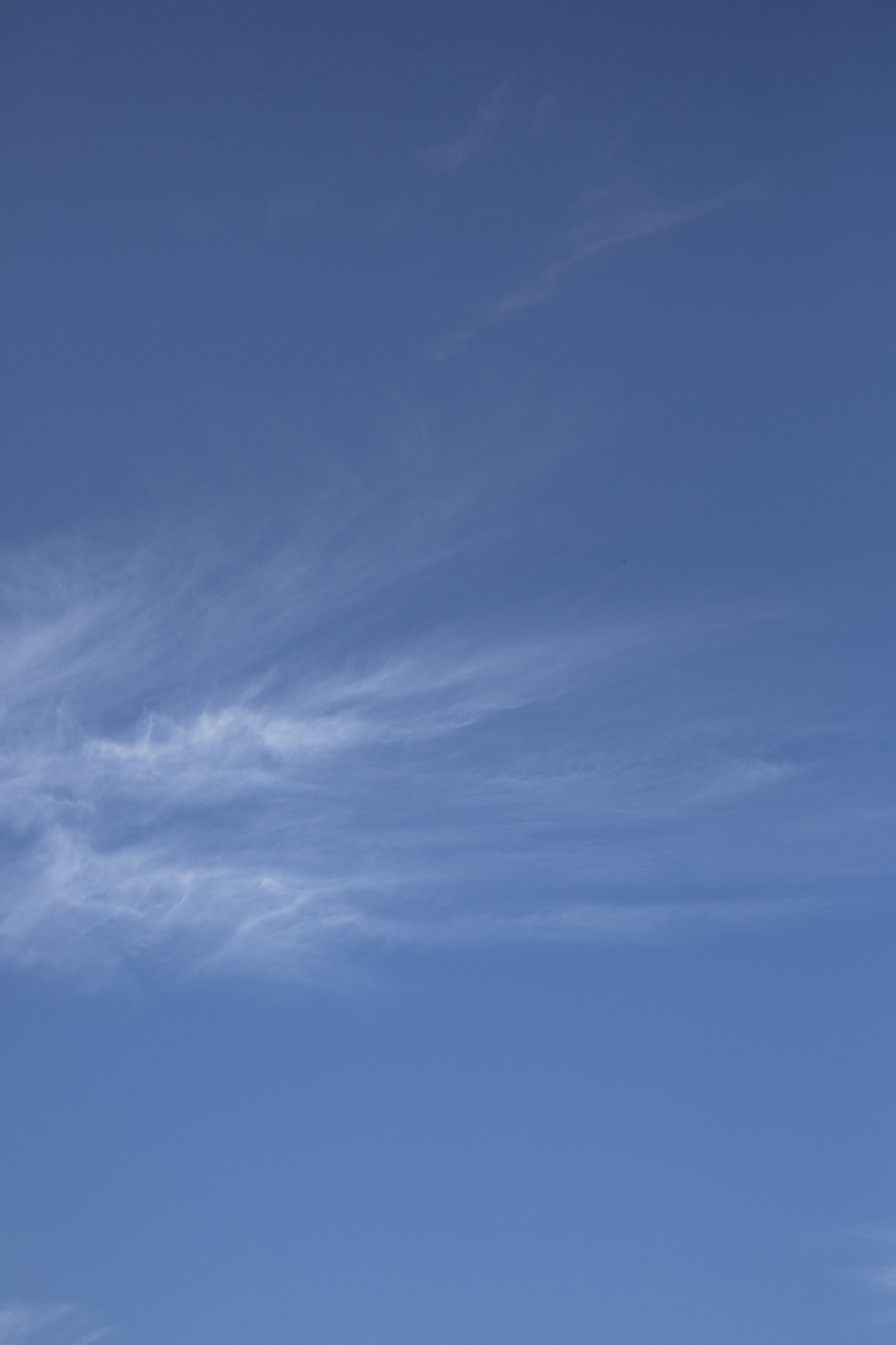 巻雲がある 秋の青空 縦位置 フリー写真素材 イメージガレージ