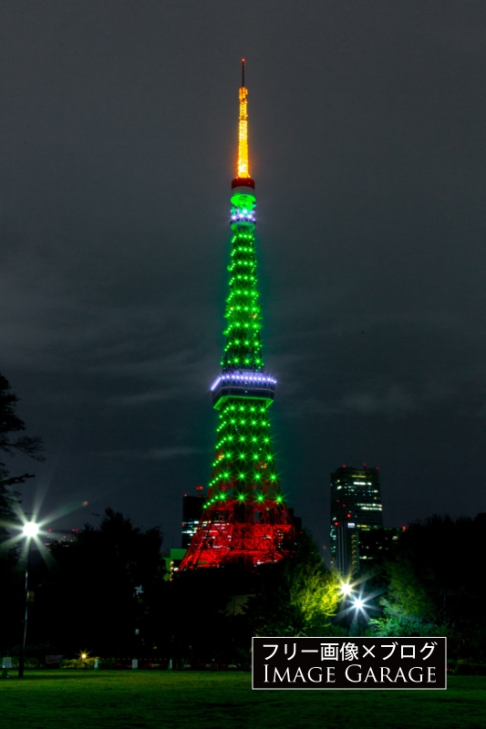 緑色にライトアップされた東京タワーのフリー写真素材（無料画像）