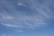 8月のうっすらスジ状の雲がある青空