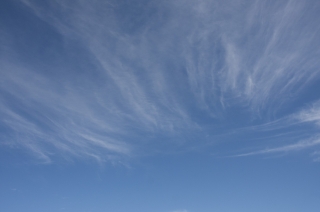 スジ雲のある爽やかな青空