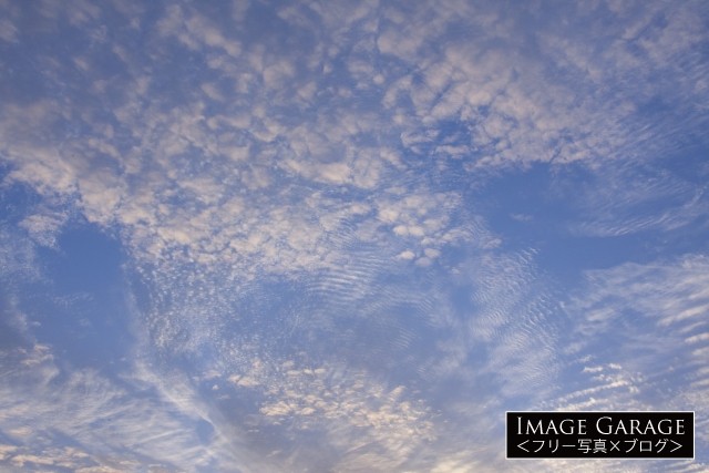 複雑な模様のうろこ雲のフリー写真素材