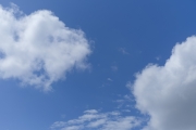 綿のような雲がある青空