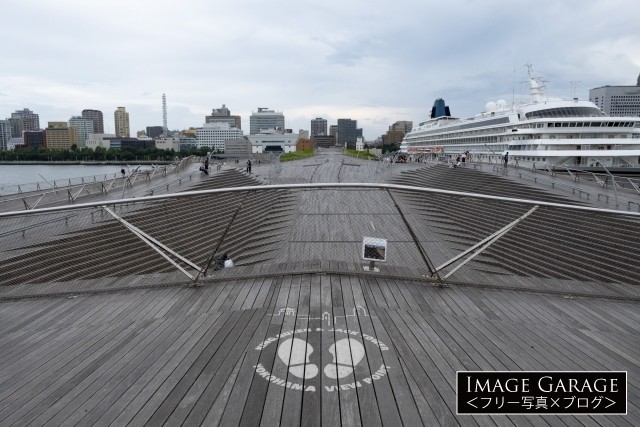 大桟橋の横浜三塔が同時に見えるスポットのフリー写真素材（無料）