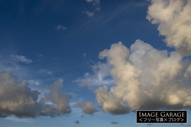 低い雲の向こうに広がる青空のフリー写真素材