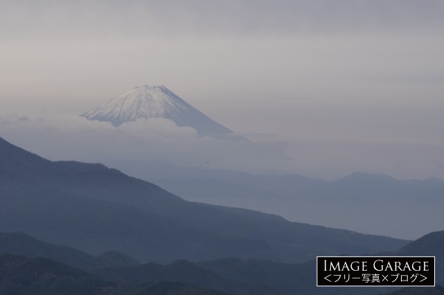 清里・清泉寮から眺めた水墨画のような富士山のフリー写真素材（無料）